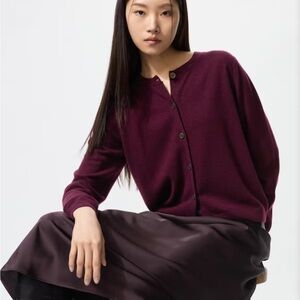 NWT: Uniqlo Cashmere Crewneck Cardigan in maroon / deep wine